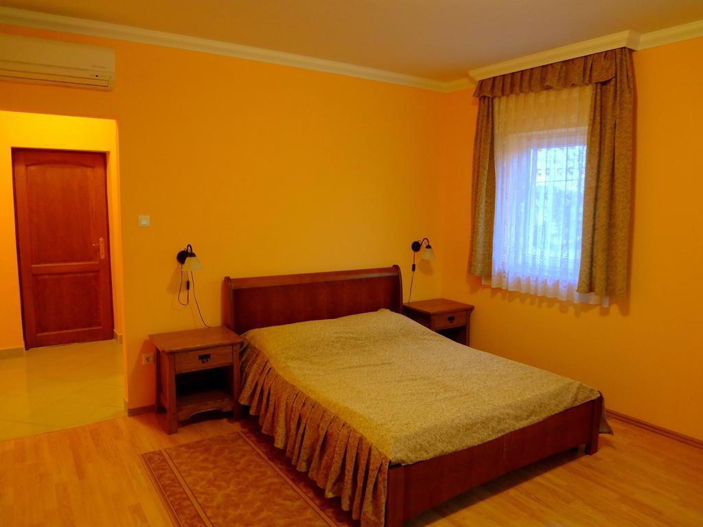 Horvath Vendeghaz Hotel Orosháza Екстериор снимка